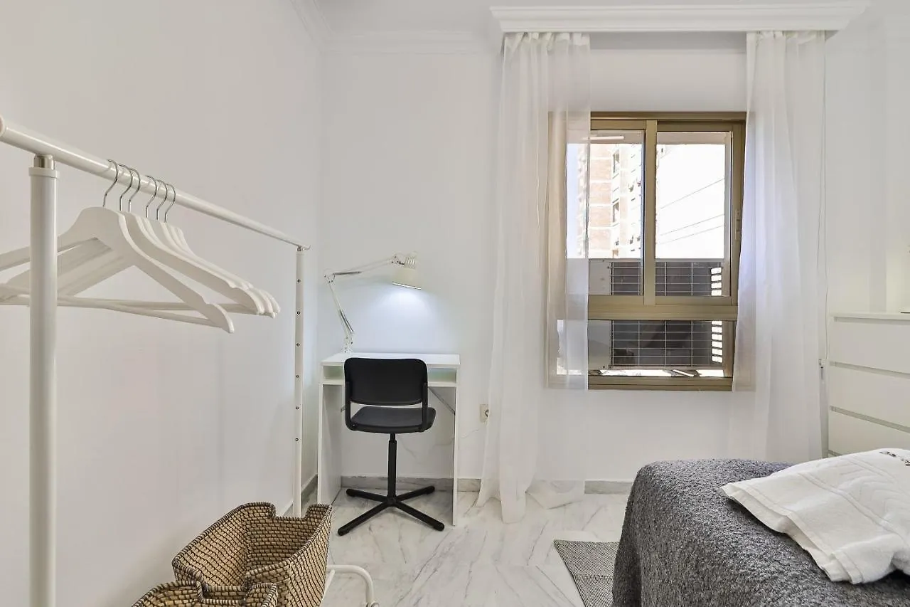 C9 Roomy Luminous 5 Bedroom In Town Malaga Apartment