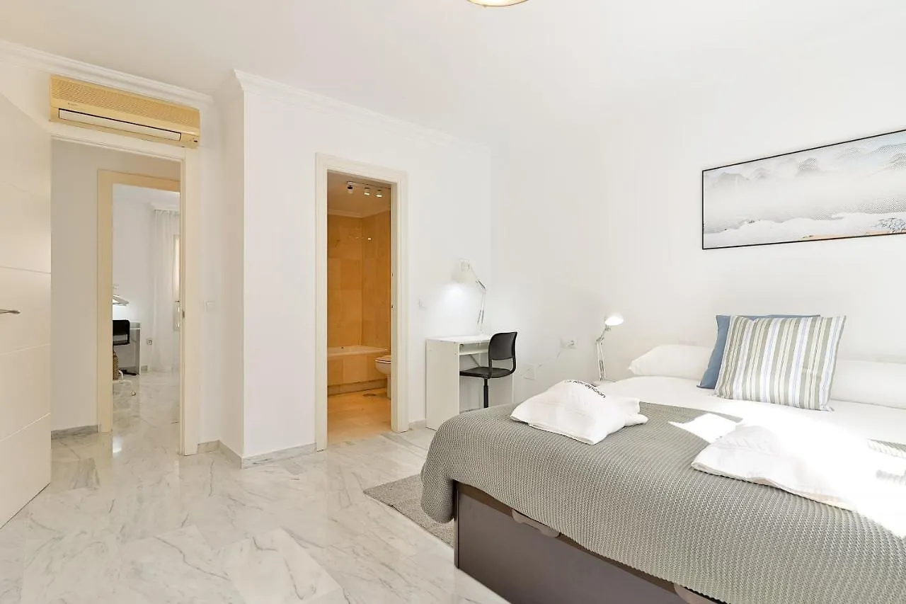 C9 Roomy Luminous 5 Bedroom In Town Malaga Apartment