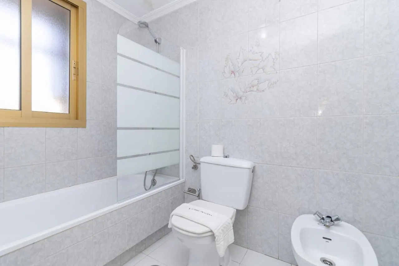 C9 Roomy Luminous 5 Bedroom In Town Malaga Apartment