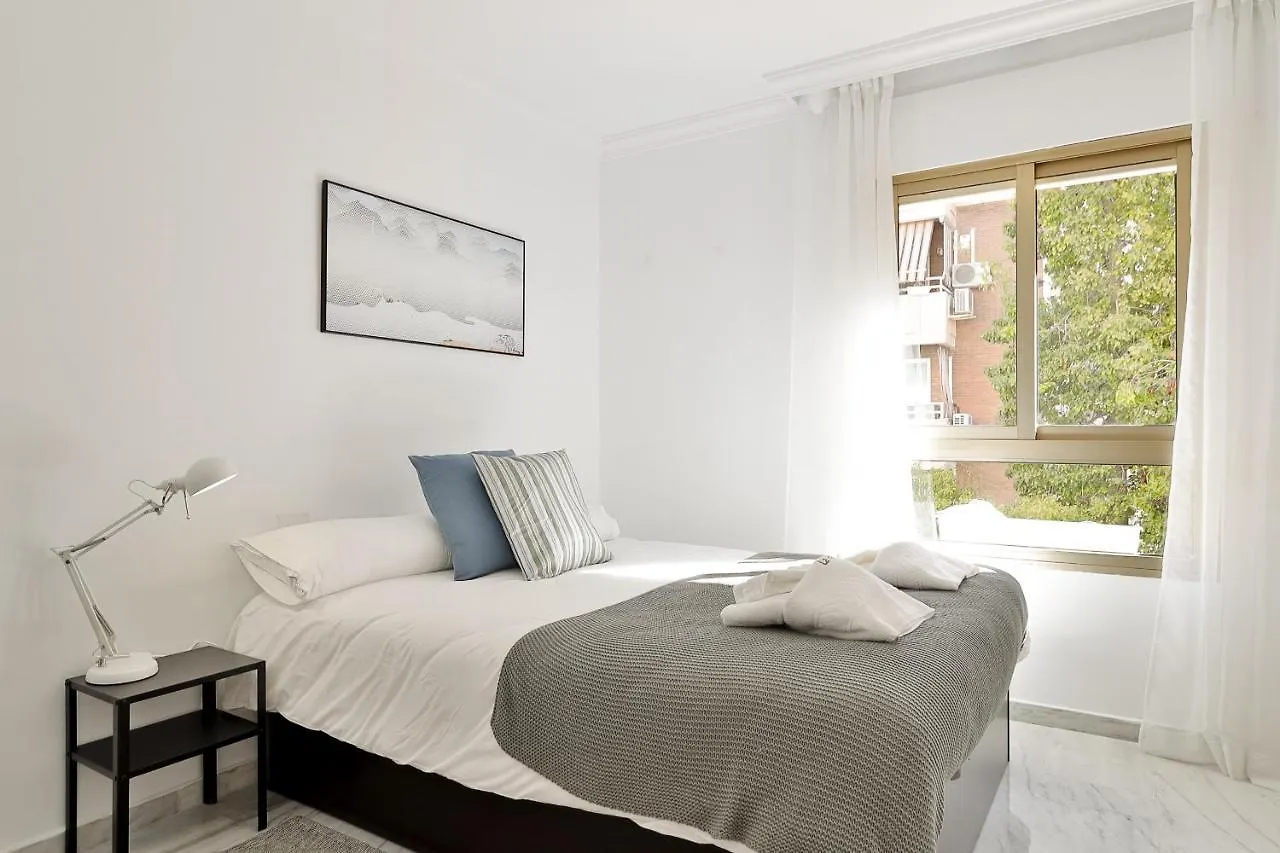 C9 Roomy Luminous 5 Bedroom In Town Malaga Apartment