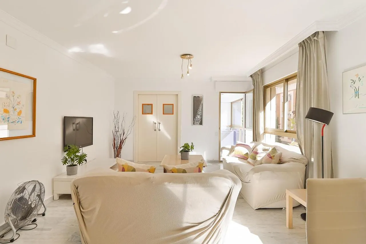 C9 Roomy Luminous 5 Bedroom In Town Malaga Apartment