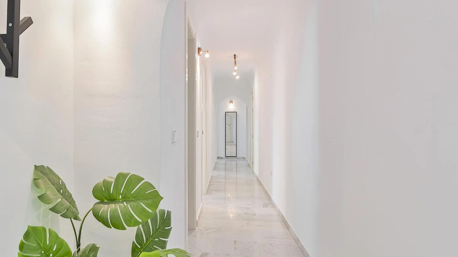 C9 Roomy Luminous 5 Bedroom In Town Malaga